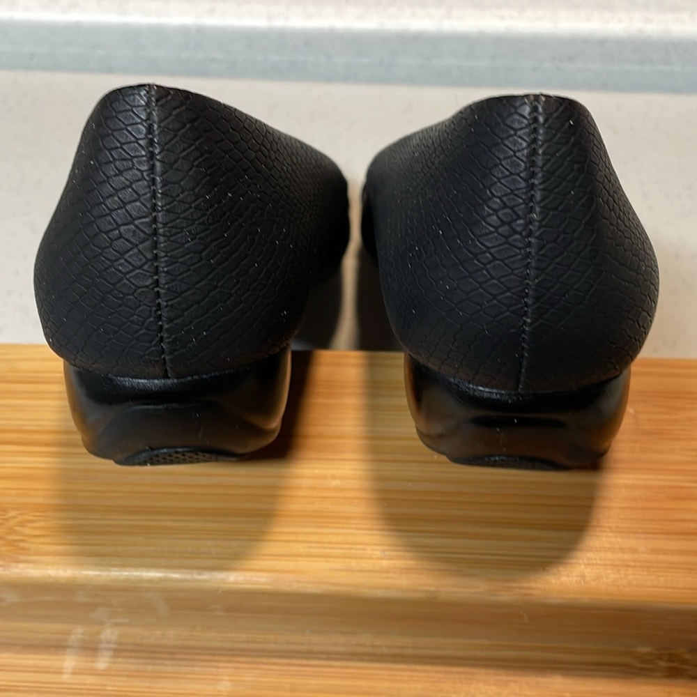 LifeStride Soft System 1-inch pumps, black, reptile pattern, Size 8M, like new. - Picture 7 of 12
